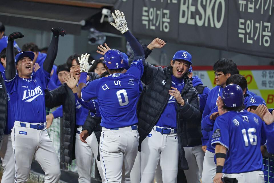 28일 광주 기아챔피언스필드에서 열린 2024 신한 SOL뱅크 KBO 포스트시즌 한국시리즈 5차전 삼성 라이온즈와 KIA 타이거즈의 경기. 3회초 2사 1루 상황에서 삼성 디아즈가 투런 홈런을 친 뒤 동료들의 축하를 받고 있다. /연합뉴스
