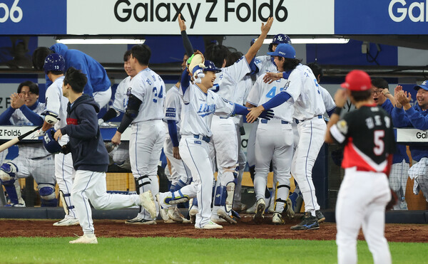 25일 대구 삼성라이온즈파크에서 열린 2024 신한 SOL뱅크 KBO 포스트시즌 한국시리즈 3차전 KIA 타이거즈와 삼성 라이온즈의 경기. 7회말 무사 삼성 김헌곤이 솔로 홈런을 치고 더그아웃에서 동료들의 격려를 받고 있다. /연합뉴스