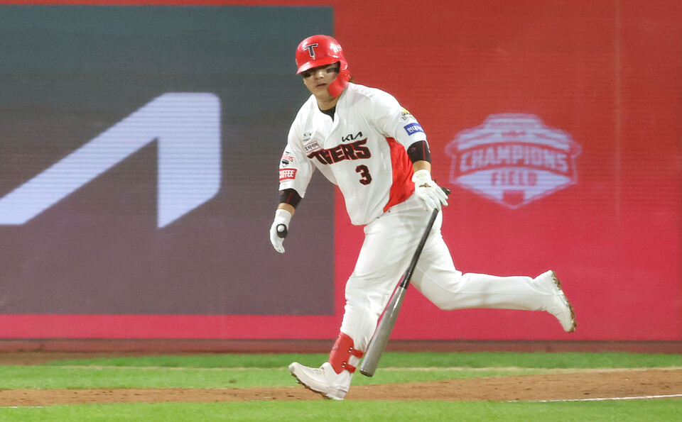28일 광주 기아챔피언스필드에서 열린 2024 신한 SOL뱅크 KBO 포스트시즌 한국시리즈 5차전 삼성 라이온즈와 KIA 타이거즈의 경기. 4회말 2사 상황 KIA 김선빈이 안타를 친 뒤 달리고 1루를 향해 달리고 있다. /연합뉴스