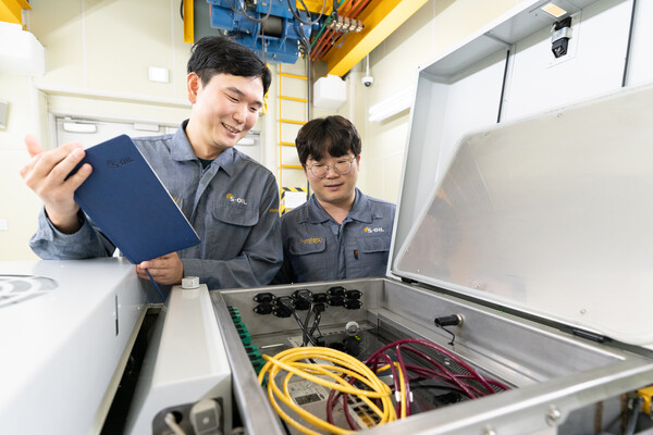 에쓰오일 직원들이 서울 마곡 TS&D 센터에서 액침냉각유 성능테스트를 진행하고 있다. / 에쓰오일