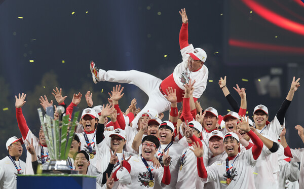 28일 광주 기아챔피언스필드에서 열린 2024 신한 SOL뱅크 KBO 포스트시즌 한국시리즈 5차전 삼성 라이온즈와 KIA 타이거즈의 경기. KIA가 삼성에 승리하며 통합우승을 달성한 뒤 KIA 선수들이 이범호 감독을 헹가래 치고 있다. /연합뉴스