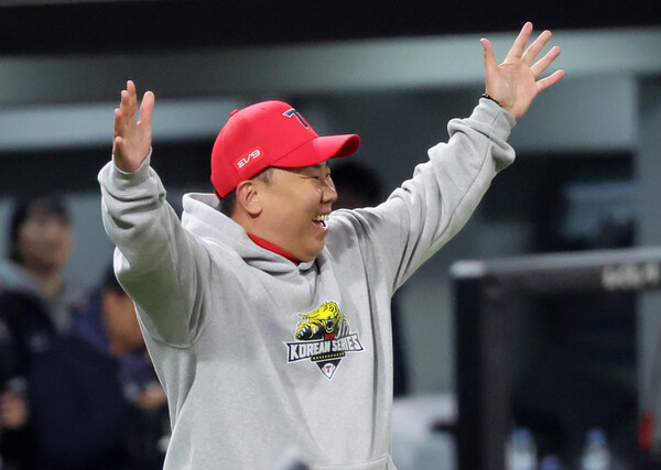 28일 광주 기아챔피언스필드에서 열린 2024 신한 SOL뱅크 KBO 포스트시즌 한국시리즈 5차전 삼성 라이온즈와 KIA 타이거즈의 경기. 5차전을 7-5로 승리하며 4승 1패로 통합우승을 달성한 KIA 이범호 감독이 기뻐하고 있다. /연합뉴스