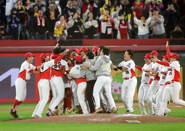 8일 광주 기아챔피언스필드에서 열린 2024 신한 SOL뱅크 KBO 포스트시즌 한국시리즈 5차전 삼성 라이온즈와 KIA 타이거즈의 경기. 삼성에 승리하며 7년 만에 통합우승을 달성한 KIA 선수들이 기뻐하고 있다. /연합뉴스