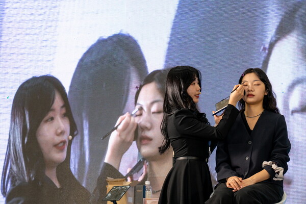 수원뷰티페스타 2024 현장에서 뷰티에 관심이 많은 시민이나 소비자들이 따라할 수 있는 손쉬운 기술을 소개하고 시연한다. / 수원시 제공