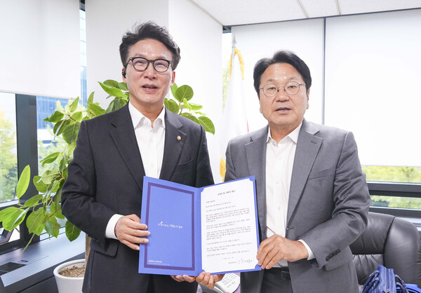 강기정 광주시장이 김민석 더불어민주당 최고위원에 친서를 전달한 후 포즈를 취하고 있다. /광주시 제공