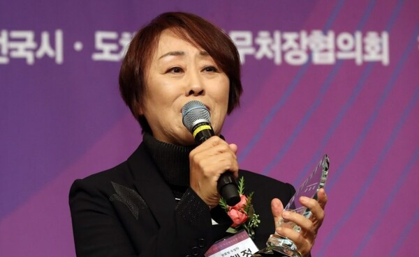 2017 대한민국 여성체육대상 시상식에서 공로상을 받은 조혜정 전 프로배구 감독이 소감을 말하고 있다. /연합뉴스