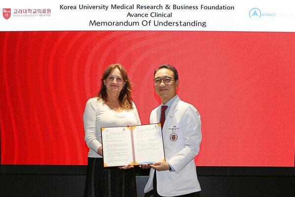(좌측부터) 룽거스하우젠 아반스 클리니컬 CEO, 김학준 고려대학교 의료원산학협력단장./고려대의료원 제공