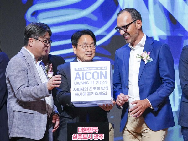 강기정 시장이 30일 오후 광주과학기술원에서 열린 글로벌 AI 컨퍼런스 ‘AICON 광주 2024 개막식’에 참석해 해외 인공지능 전문가들과 대화를 하고 있다. /광주광역시 제공