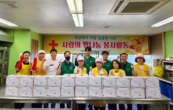 매년 연말에는 소외계층 아동·청소년이 행복한 크리스마스를 보낼 수 있도록 임직원이 직접 산타클로스로 변신해 지역사회 6개 아동복지시설을 찾아가 다양한 레크리에이션과 공연을 즐기는 ‘사랑나눔의 날’을 진행한다. / 삼천리