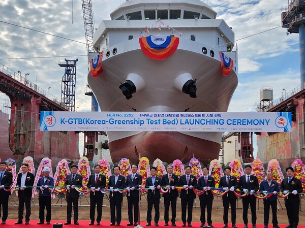 전라남도는 31일 목포 삽진산단에서 김용태 해양수산부 해양정책관, 박홍률 목포시장 등 중요 인사들이 참석한 가운데 수소, 배터리, 하이브리드, 암모니아 엔진 등 다양한 친환경 연료추진시스템이 탑재된 실증 선박 진수식을 가졌다. /전라남도 제공