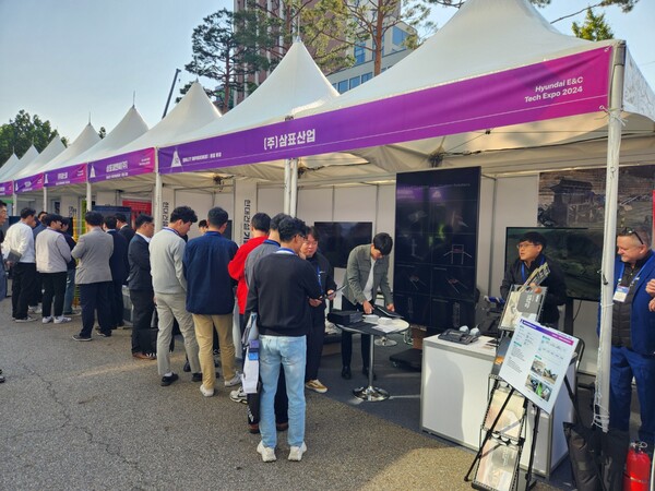 현대건설 기술엑스포 2024’를 찾은 참관객들이 삼표그룹의 제품 전시장을 찾아 둘러보고 있는 모습. /삼표그룹 제공