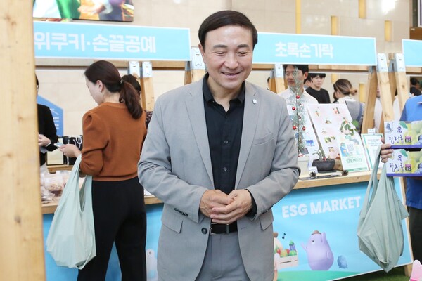 문동권 신한카드 사장이 행사에 참석해 고객들에게 인사를 하고 있다. /신한카드 제공