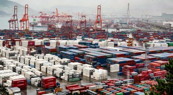 컨테이너가 쌓여있는 부산항의 모습./연합뉴스 제공