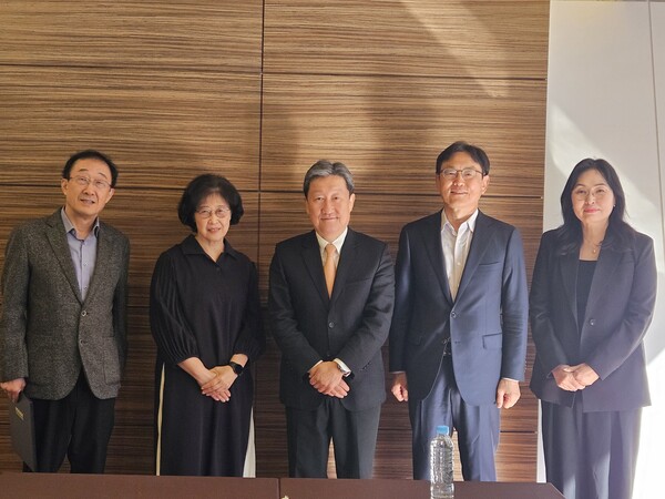 한국보건산업진흥원이 제1회 내부통제위원회를 개최했다. 사진은 왼쪽부터 문호승 한국내부통제연구원 원장. 윤경애 보산진 이사, 차순도 보산진 원장, 최상철 보산진 비상임 감사, 최영임 감사팀장./한국보건산업진흥원 제공