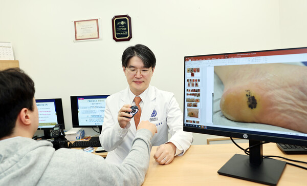 오병진 피부외과 교수가 진료하고 있다./세브란스병원 제공