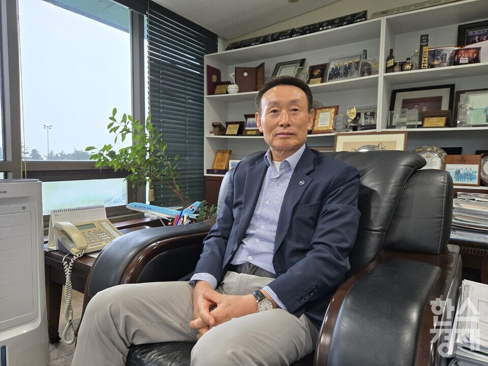 김양옥 회장이 1일 자신이 운영하는 제주 타미우스CC 클럽하우스에서 본지와 인터뷰 후 포즈를 취하고 있다. /박종민 기자