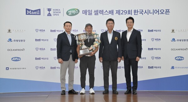 대회 우승자 기념 촬영. 왼쪽부터 타미우스 김양옥 회장, 미나미자키 지로, 대한골프협회 강형모 회장, 매일유업 고정수 전무. /대한골프협회 제공