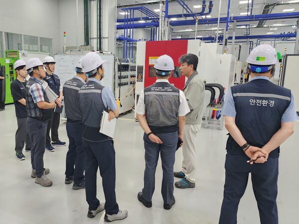 LG마그나 이파워트레인이 ‘제23회 대한민국 안전대상’에서 국내 최고 수준의 안전관리 사업장 조성 능력을 인정받아 대통령상을 수상한다. 안전대상 심사위원들이 LG마그나 본사를 방문해 심사하는 모습./사진=LG마그나