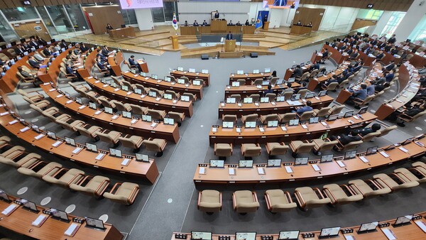 제11대 경기도의회 후반기 첫 행정사무감사 일정에 빨간 불이 켜졌다./ 김두일 기자