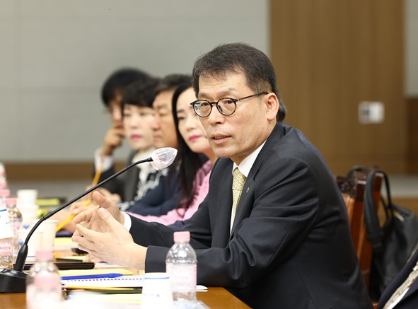 IBK기업은행은 현장 중심 경영의 일환으로 5일 대구상공회의소에서 대구·경북 소재 중소기업 대표 26명을 초청해 중소기업 현장간담회를 개최했다고 밝혔다. /IBK기업은행 제공