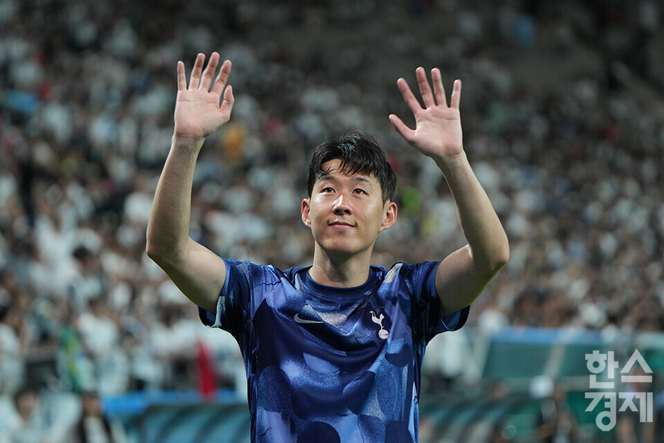 토트넘 홋스퍼 손흥민이 31일 오후 서울월드컵경기장에서 열린 쿠팡플레이 시리즈 1차전을 마친 후 팬들에게 인사하고 있다. 경기는 4-3으로 토트넘이 승리했다. /최대성 기자 dpdaesung@sporbiz.co.kr 2024.07.31.