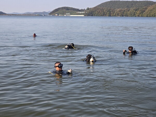 해병대 용인특례시 전우회(김동한 지회장, 송태건 사무국장)는 지난 3일 처인구 이동읍 이동저수지에서 100여 명의 전우회 대원들과 함께 환경정화활동을 펼쳤다./ 해병대 용인특례시 전우화 제공