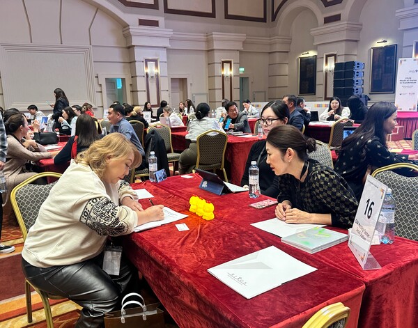 한국보건산업진흥원이 개최한 2024 Medical Korea in Kazakhstan에서 일대일 비즈니스 미팅이 진행되는 모습./한국보건산업진흥원 제공