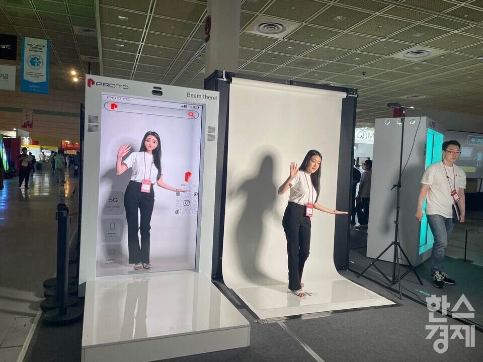 '메타버스 엑스포' 전시장 내부에 위치한 프로토홀로그램(PROTO HOLOGRAM) 부스 /한스경제