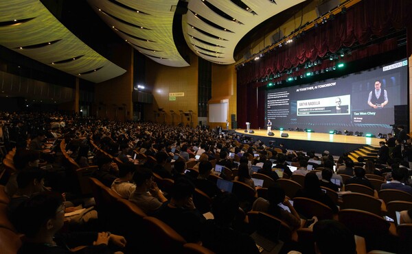 4일 오전 서울 강남구 코엑스에서 열린 ‘SK AI 서밋(SUMMIT)’에서 최태원 SK회장이 ‘함께하는 AI, 내일의 AI(AI together, AI tomorrow)’를 주제로 기조 연설을 하고 있다./사진=SK그룹