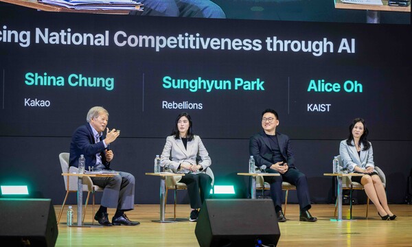 5일 오후 서울 강남구 코엑스에서 열린 ‘SK AI 서밋’의 '국가 AI 전략’ 세션 패널 토의에서 참석자들이 발언하고 있다. (왼쪽부터) 염재호 태재대 총장 겸 국가AI위원회 부위원장, 정신아 카카오 대표, 박성현 리벨리온 대표, 오혜연 KAIST 전산학부 교수./사진=SK그룹