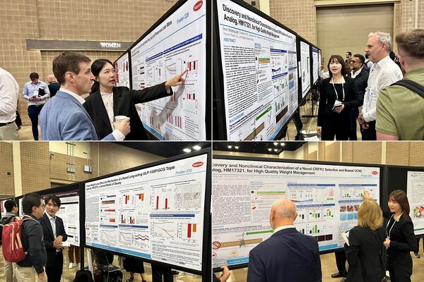 권현주 한미약품 R&D센터 연구원(왼쪽 위부터 시계방향으로), 이선명 연구원, 김정국 그룹장이 미국비만학회(Obesity Week)에서 H.O.P 프로젝트 내 비만 신약 과제들의 연구 결과 3건이 담긴 포스터 내용을 설명하고 있다./한미약품 제공