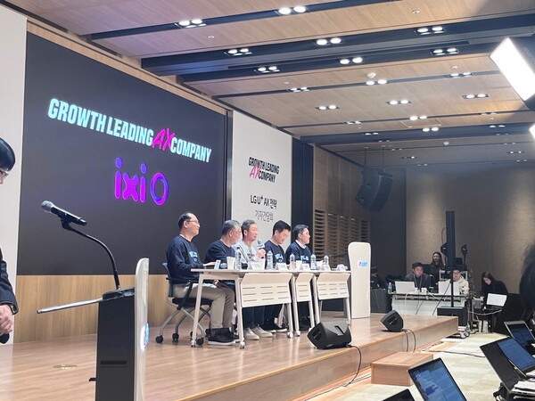 LG유플러스 관계자들이 7일 용산 사옥에서 'AX 컴퍼니 전략 기자간담회'에서 질의응답을 진행하고 있다. 왼쪽부터 김지훈 LG유플러스 CSO, 정수헌 LG유플러스 컨슈머부문장, 황현식 LG유플러스 대표, 권용현 LG유플러스 기업부문장, 이상엽 최고기술책임자. 