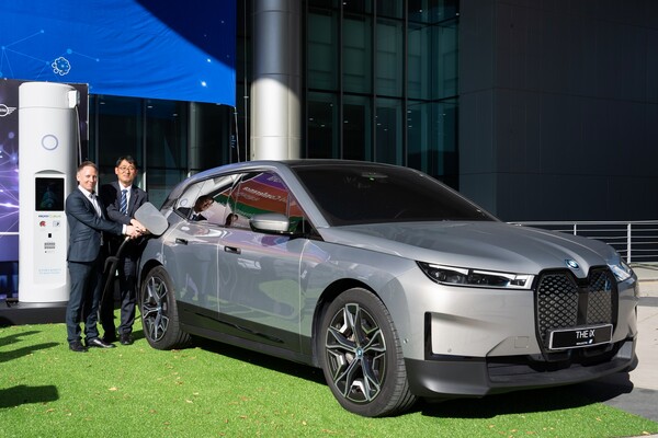 (왼쪽부터) 안드레아스 스툼 BMW 그룹 R&D 센터 코리아 총괄과 이상원 한국전력 에너지신사업처장이 BMW iX에 충전기를 연결하고 있다./ BMW 그룹 코리아
