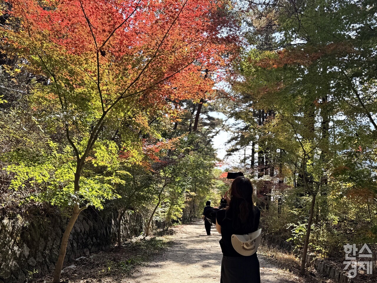 북한산 우이령길에서 단풍 사진을 찍는 방문객. /강상헌 기자