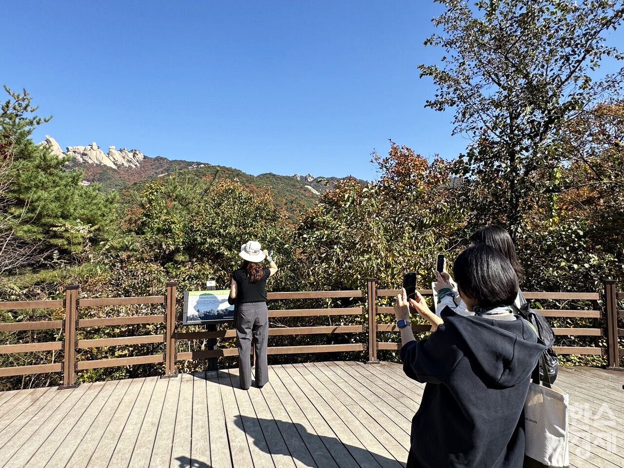북한산 우이령길 전망대에서 오봉을 배경으로 사진을 찍는 방문객들. /강상헌 기자