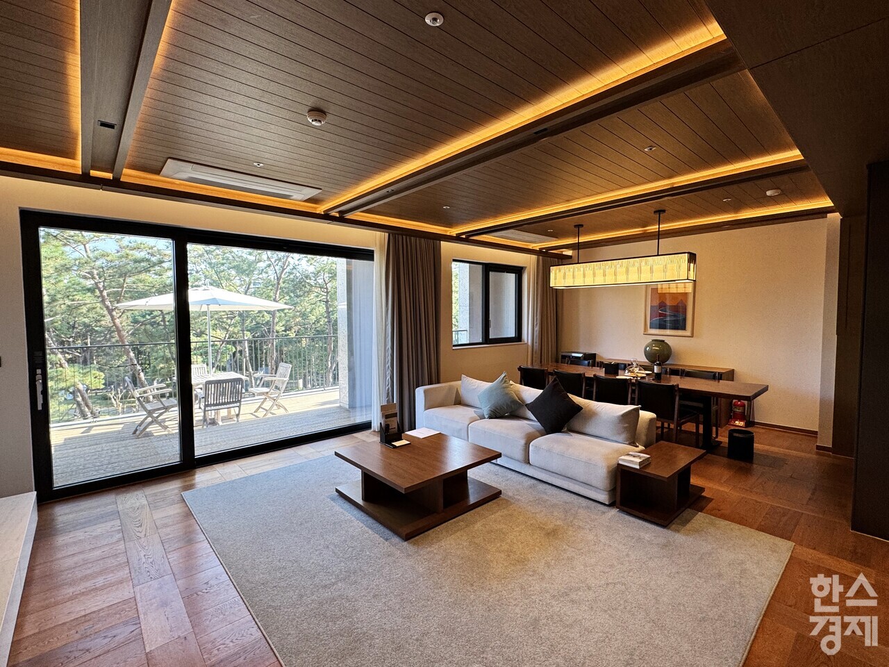 파라스파라 서울 리조트 실내와 발코니. /강상헌 기자