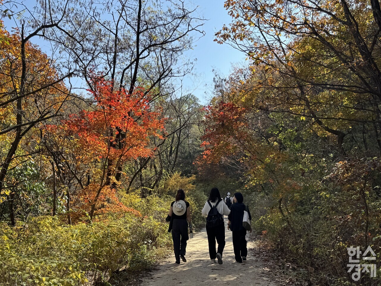 북한산 우이령길 걷는 방문객들. /강상헌 기자