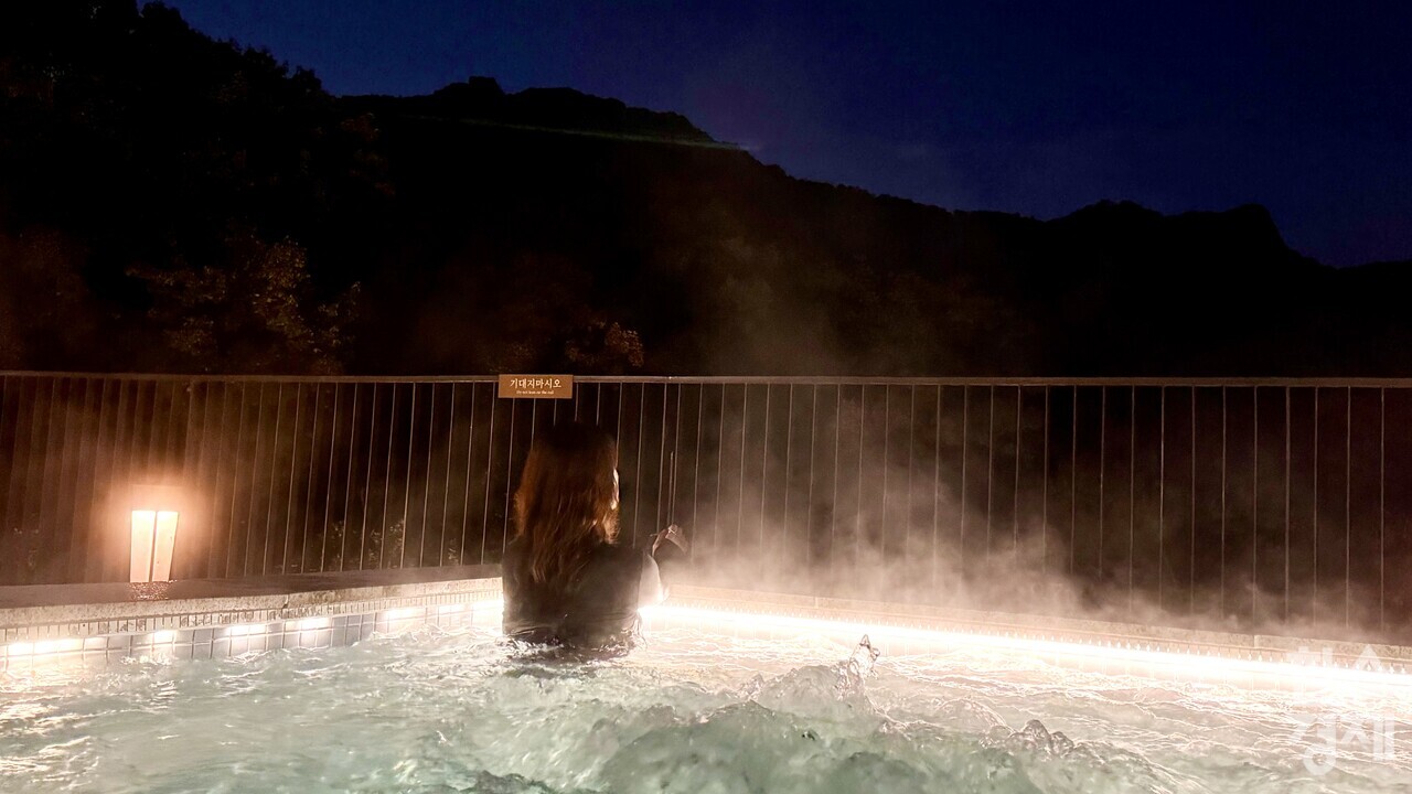 파라스파라 서울 루프탑 자쿠지 방문객의 모습. /강상헌 기자