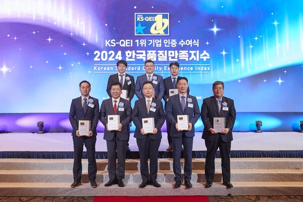 KCC, KCC실리콘, KCC글라스, KCC신한벽지는 ‘2024 한국품질만족지수(KS-QEI)’ 건축자재 관련 10개 부문에서 1위를 수상했다고 8일 밝혔다. / KCC