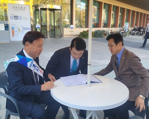 강임준 군산시장이 8일 국회를 방문해 군산시 주요 현안 사업 및 정부 예산이 미반영된 사업에 대한 건의 활동을 펼쳤다. /군산시 제공