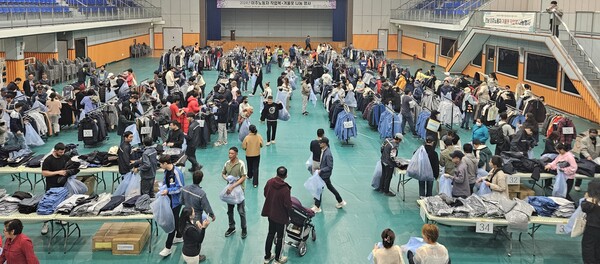 전라남도는 9일 영암 삼호실내체육관에서 외국인 노동자와 지역사회와의 연대를 통해 이주노동자를 대상으로 작업복 나눔 캠페인을 펼쳤다. /전라남도 제공