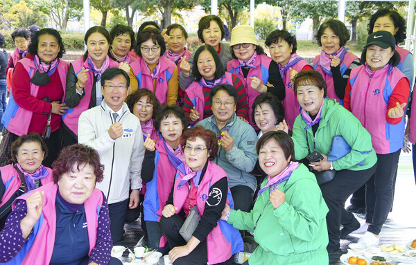 강기정 광주광역시장이 9일 오전 시청 야외음악당에서 열린 ‘제 29회 농업인의 날-빛고을 농업인 한마당’에 참석해 농업인 단체를 격려하며 기념촬영을 하고 있다. /광주광역시 제공