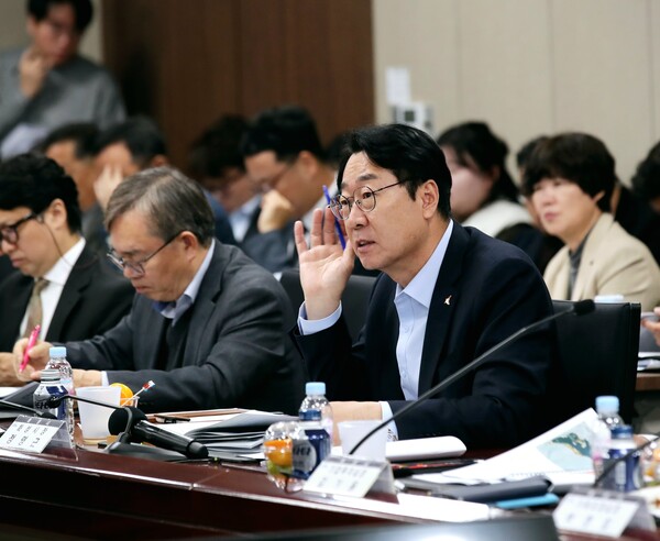 송옥주 국회의원(더불어민주당 화성갑 지역위원장)과 정명근 화성시장을 비롯한 도의원, 시의원, 관계 공무원 등이 화성시청에 모여 지역현안을 논의하기 위해 당정협의회를 개최했다./ 화성시 제공