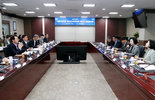 정명근 화성시장은 “바쁜 국회 일정에도 서부권역의 현안과 비전을 논의하기 위해 이른 아침부터 당정협의회에 참석해주셔서 감사드린다.”며, “성공적인 화성특례시 출범을 대비해 화성시는 최선을 다하고 있으며, 오늘 논의된 안건외에도 상대적으로 생활 기반시설이 부족한 서부권역의 지역현안에 대해 더욱 꼼꼼히 돌보도록 하겠다. ”고 말했다./ 화성시 제공