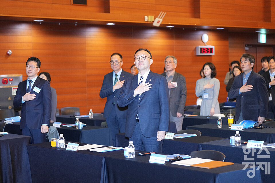 11일 서울 중구 포스트타워에서 행정안전부가 주최하고 건축공간연구원, 한국교통연구원, 손해보험협회가 주관하는 제8회 보행안전국제세미나가 열리고 있다. 행정안전부 이한경 재난안전관리본부장(가운데)을 비롯한 주요 내빈들이 국민의례를 하고 있다. /최대성 기자 dpdaesung@sporbiz.co.kr 2024.11.11.