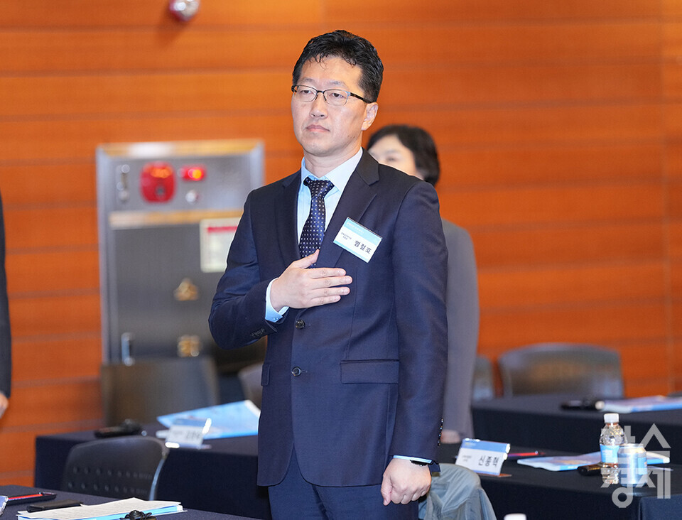 11일 서울 중구 포스트타워에서 행정안전부가 주최하고 건축공간연구원, 한국교통연구원, 손해보험협회가 주관하는 제8회 보행안전국제세미나가 열리고 있다. 염철호 건축공간연구원 부원장이 국민의례를 하고 있다. /최대성 기자 dpdaesung@sporbiz.co.kr 2024.11.11.