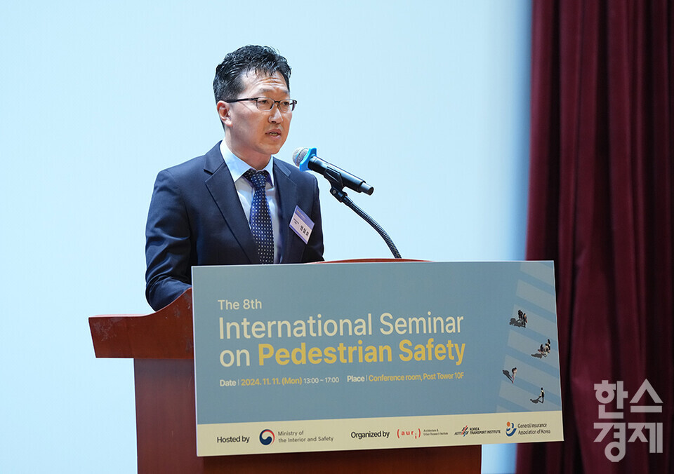 11일 서울 중구 포스트타워에서 행정안전부가 주최하고 건축공간연구원, 한국교통연구원, 손해보험협회가 주관하는 제8회 보행안전국제세미나가 열리고 있다. 염철호 건축공간연구원 부원장이 축사를 하고 있다. /최대성 기자 dpdaesung@sporbiz.co.kr 2024.11.11.
