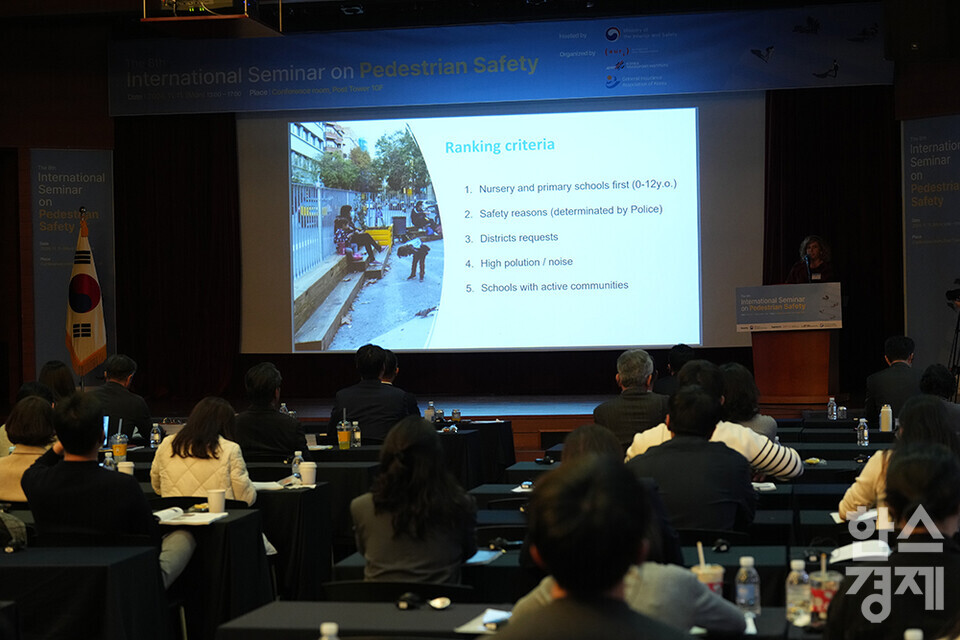 11일 서울 중구 포스트타워에서 행정안전부가 주최하고 건축공간연구원, 한국교통연구원, 손해보험협회가 주관하는 제8회 보행안전국제세미나가 열리고 있다.  Silvia Casorran Martos 스페인 도시 및 지역 자전거 네트워크 사무총장이 '어린이가 안전한 사회 만들기를 위한 제언'이라는 주제로 발표하고 있다. /최대성 기자 dpdaesung@sporbiz.co.kr 2024.11.11.