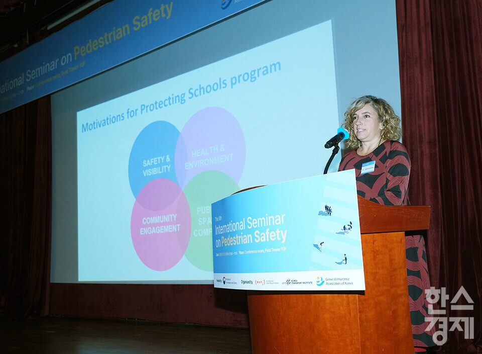 11일 서울 중구 포스트타워에서 행정안전부가 주최하고 건축공간연구원, 한국교통연구원, 손해보험협회가 주관하는 제8회 보행안전국제세미나가 열리고 있다.  Silvia Casorran Martos 스페인 도시 및 지역 자전거 네트워크 사무총장이 '어린이가 안전한 사회 만들기를 위한 제언'이라는 주제로 발표하고 있다. /최대성 기자 dpdaesung@sporbiz.co.kr 2024.11.11.