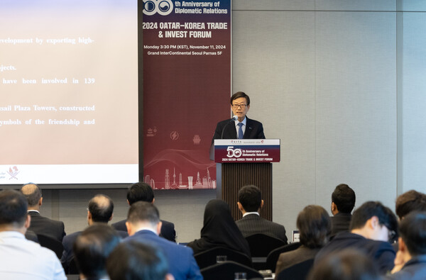 윤진식 한국무역협회 회장은 개회사를 통해 “1974년 수교 당시 400만달러에 불과하던 양국 교역규모는 지난해 158억달러를 기록하며 놀라운 성장을 이루었다”며 “앞으로 양국은 그동안 주력해 온 에너지, 건설 파트너십에서 한 걸음 더 나아가 AI, 방산, 의료 서비스, 스타트업 등 다양한 분야에서 새로운 협력의 기회를 열어가야 한다”고 강조했다.